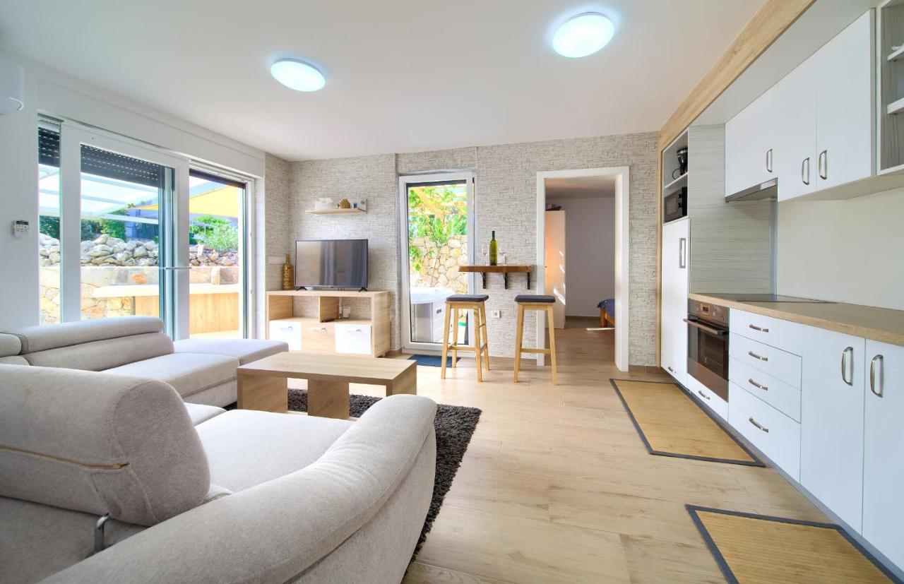 Apartments Nadica Deluxe Malinska Ngoại thất bức ảnh